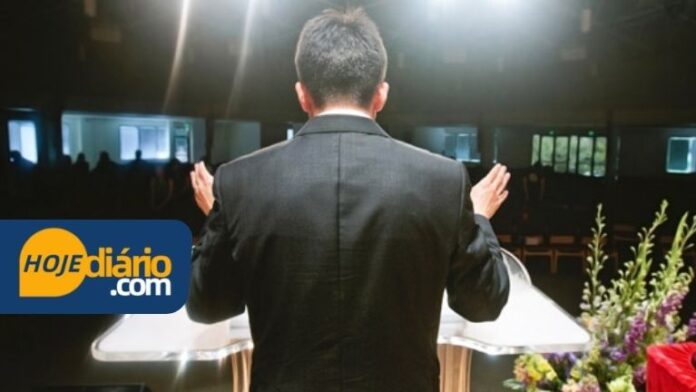 Pastor durante culto