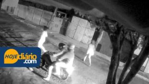 Pedestre é assaltada por criminosos em moto, no bairro Cidade Edson, em Suzano; Assista