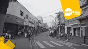 Centro Ferraz de Vasconcelos avenida Quinze de Novembro luto preto e branco