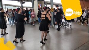 Mães e voluntários da APAE realizam apresentação de dança de ritmos latinos na Estação Mogi das Cruzes, nesta quarta (24)