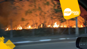 No último final de semana, incêndio em Mogi das Cruzes atingiu área de mata e gerou fumaça em diversos bairros