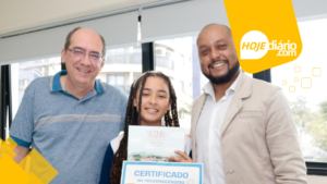 Em Suzano, estudante da Escola Municipal Engenheiro Isaías Martinelli Gama é homenageada pelo secretário de Educação