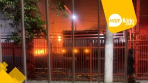 Corpo de Bombeiros controla incêndio em supermercado de Suzano na noite deste domingo (25); ação rápida evita alastramento das chamas no prédio
