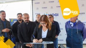 Mara assinando Praça Kaizuka