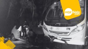 Casal morre em colisão frontal entre carro e ônibus na rodovia Mogi-Salesópolis, no fim da noite deste sábado (21)