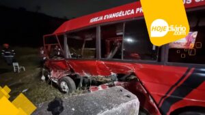 Dezesseis pessoas ficam feridas em acidente com microônibus na rodovia Mogi-Dutra, em Mogi das Cruzes, na noite desta sexta-feira (27); veja imagens