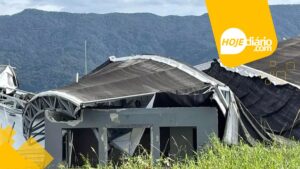 Chegada de frente fria gera transtornos em Bertioga: rajadas de vento de mais de 50 km/h derrubam tenda de eventos e placa de banco; assista