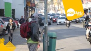 Em Suzano, anúncios estampados de forma irregular em postes na área central são retirados