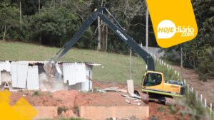 Fiscalização interrompe crimes ambientais de construções à beira da Rodovia Índio Tibiriçá, em Suzano