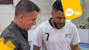 Jogadores de futsal premiados na Europa e na Ásia visitam Ferraz de Vasconcelos