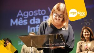 Mara Bertaiolli assinando