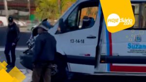 Pessoa fica ferida entre três carros e van do transporte complementar em avenida de Suzano nesta segunda-feira (11)