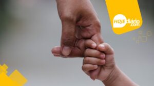 mãos dadas adulto criança