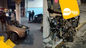 Carro parte ao meio após bater em poste na área central de Suzano na madrugada deste sábado (16)