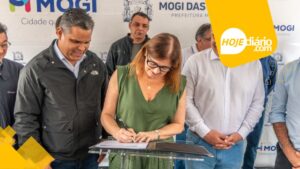 Mara Bertaiolli assinando