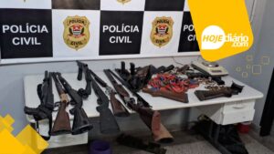 Mulher denuncia pai e irmão por ameaças e polícia encontra arsenal de armas na residência deles, em Suzano
