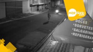 Câmera de segurança grava momento que estudante é assaltada por dupla em moto no bairro Cidade Boa Vista, em Suzano; assista