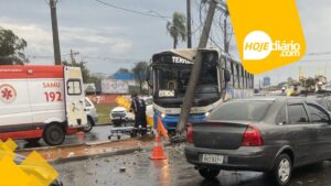 Ônibus colide com poste próximo ao Terminal Norte de Suzano e motorista é levado ao hospital, nesta segunda-feira (22)