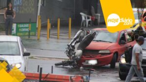 Acidente entre automóvel e moto é registrado em uma das principais vias de Suzano, nesta segunda-feira (22)