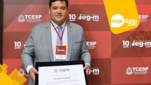 Pedro Ishi recebe prêmio TCE