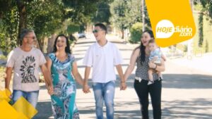 Outubro Rosa: pedagoga de Suzano luta contra o câncer de mama há 14 anos Daniela Lemos e família