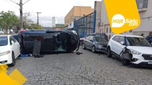 Carro capota durante tentativa de fuga da polícia em Suzano, nesta terça-feira (15); quatro veículos foram atingidos e dois homens detidos
