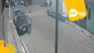 Carro é furtado no Parque Maria Helena, em Suzano, nesta quinta-feira (16); assista