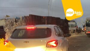 Tombamento de caminhão provoca lentidão no trânsito na região do Viaduto Leon Feffer, em Suzano, na noite desta quarta-feira (15)