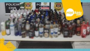 Polícia e GCM de Suzano apreendem mais de cem garrafas de bebidas com suspeita de adulteração em adega nesta quinta-feira (02), em meio ao aumento de casos de intoxicação por metanol no estado