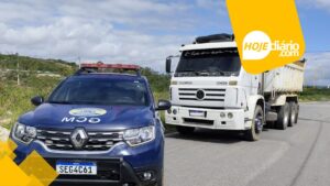 GCM flagra tentativa de descarte irregular de entulho no Miguel Badra, em Suzano; caminhão é apreendido e pessoa envolvida é levada à delegacia GCM flagra tentativa de descarte irregular de entulho no Miguel Badra, em Suzano; caminhão é apreendido e pessoa envolvida é levada à delegacia