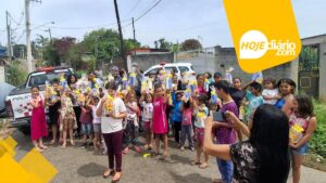 Policiais militares distribuem kits de doces para crianças no Dia das Crianças em bairros de Suzano