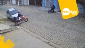 Em plena luz do dia, indivíduos furtam peça essencial do motor de veículo estacionado em via de Suzano; assista