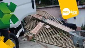 Em Poá, caminhão de coleta de lixo colide com casas na Vila Júlia Em Poá, caminhão de coleta de lixo colide com casas na Vila Júlia
