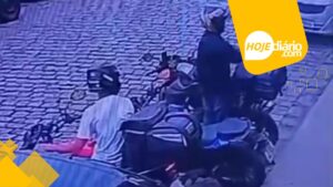 Câmera de segurança flagra tentativa de furto de peças de motocicleta, em via de Suzano Câmera de segurança flagra tentativa de furto de peças de motocicleta, em via de Suzano