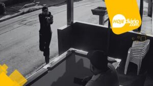 Homem é assassinado a tiros dentro de bar de sua família em Itaquaquecetuba; assista