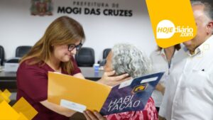Prefeitura de Mogi das Cruzes entrega dezenas de documentos de direito de propriedade de imóveis em diversas áreas do município Entrega títulos fundiários Mogi