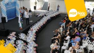 Prefeito e primeira-dama de Poá celebram formatura de cursos de capacitação e projeto para gestantes, que receberam kit de enxoval completo Poá