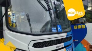 Homem quebra para-brisa de ônibus após reclamar de atraso em Mogi das Cruzes homem soca para-brisa ônibus em Mogi