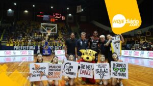 Mogi Basquete celebra vitória histórica sobre Caxias do Sul, em Mogi das Cruzes, e homenageia o ídolo Shamell Basquete Mogi das Cruzes