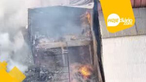 Incêndio atinge galpões em Itaquaquecetuba e mobiliza bombeiros Incêndio Galpão Itaquá