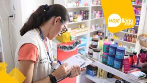 Vigilância Sanitária de Suzano retira medicamentos e cosméticos irregulares de farmácia no Jardim Revista Vigilância Sanitária de Suzano retira medicamentos e cosméticos irregulares de farmácia no Jardim Revista