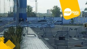 Forte ventania derruba estrutura de hipermercado na área central de Suzano e atinge veículos, nesta quarta-feira (10) Forte ventania derruba estrutura de hipermercado na área central de Suzano e atinge veículos, nesta quarta-feira (10)