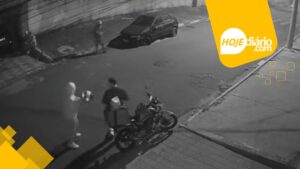 Motociclista que trabalha como entregador tem moto roubada em rua de Poá, na quarta-feira (10); assista