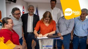 Prefeita Mara Bertaiolli assina termo para modernizar alimentação escolar em Mogi das Cruzes; assista Mara Bertaiolli assinando