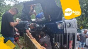 Caminhão tomba após colidir com barreira de contenção na rodovia Mogi-Bertioga (SP-098) Acidente na Mogi-Bertioga