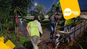 Prefeitura de Suzano realiza grande força-tarefa com várias equipes noite adentro após uma das piores chuvas da história da cidade, nesta quarta-feira (28) Prefeitura de Suzano realiza grande força-tarefa com várias equipes noite adentro após uma das piores chuvas da história da cidade, nesta quarta-feira (28)