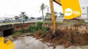 Para prevenir enchentes, Prefeitura de Poá intensifica limpeza e desassoreamento de córregos na cidade limpeza de córregos Poá