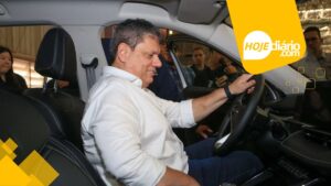 Tarcísio de Freitas governador dirigindo carro