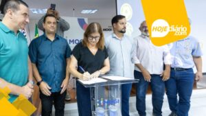 Mara Bertaiolli assinando