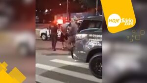 Motorista embriagado foge, colide com viatura e é preso após confusão em bar em Arujá Homem preso Arujá